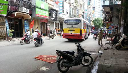 Hiện trường vụ tai nạn giao thông xảy ra ngày 1/9 trên phố Nguyễn Tuân - Hà Nội.
